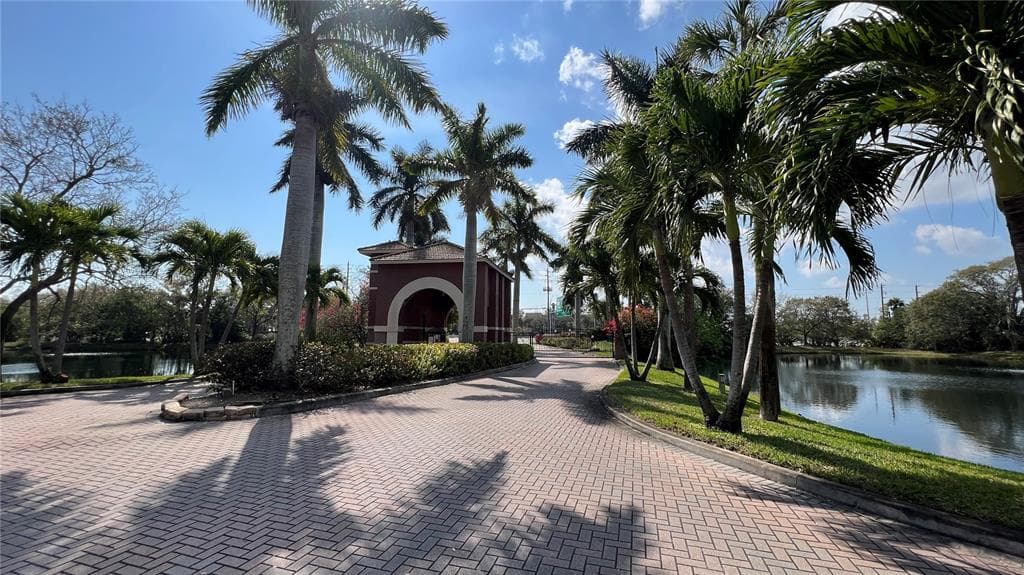 10263 GANDY BOULEVARD N UNIT 310 ST PETERSBURG, FL 33702