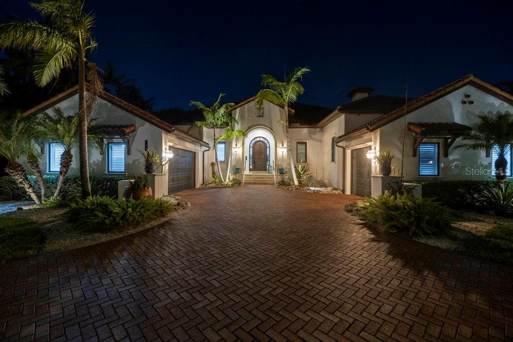 751 34TH AVENUE NE ST PETERSBURG, FL 33704