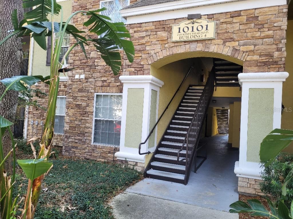 10101 COURTNEY PALMS BOULEVARD UNIT 102 TAMPA, FL 33619