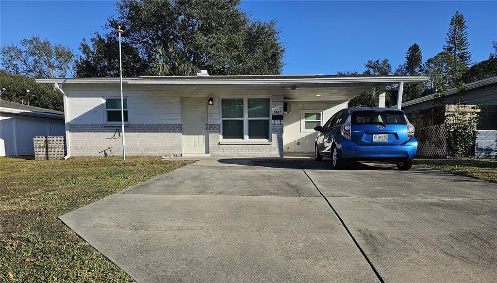 5627 COMMONWEALTH AVE N ST PETERSBURG, FL 33703
