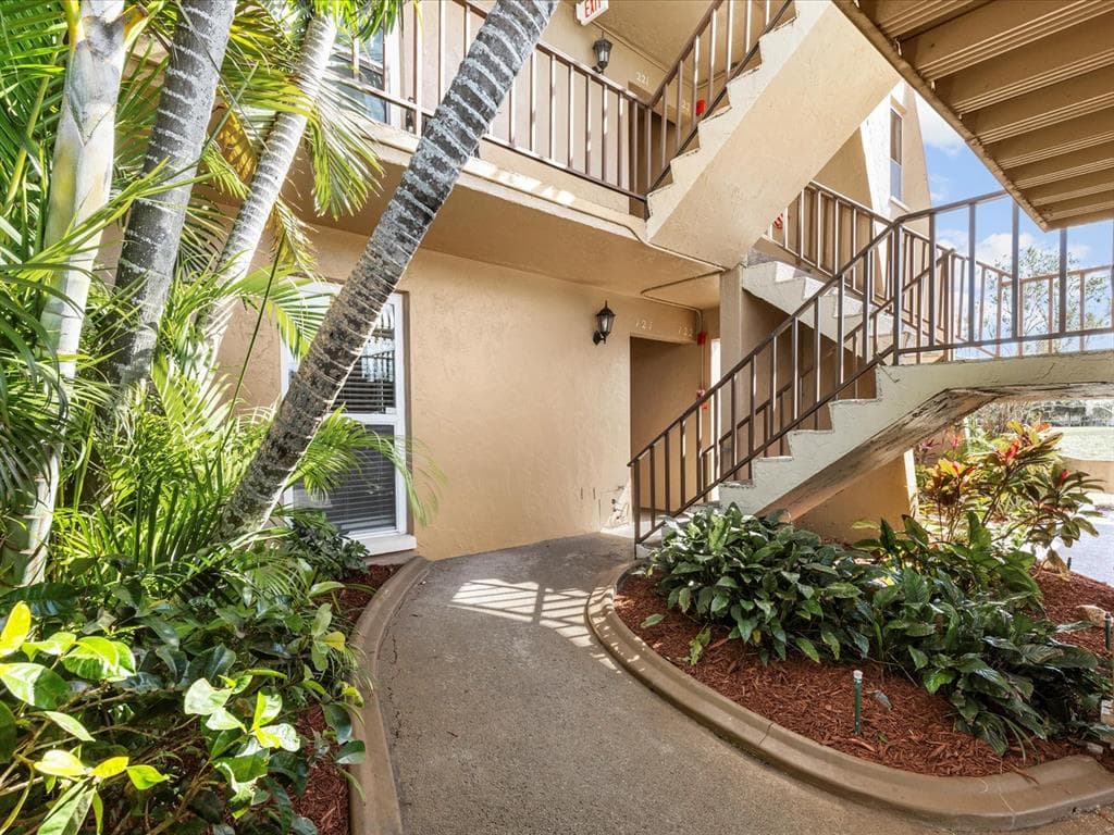 225 COUNTRY CLUB DRIVE UNIT B121 LARGO, FL 33771