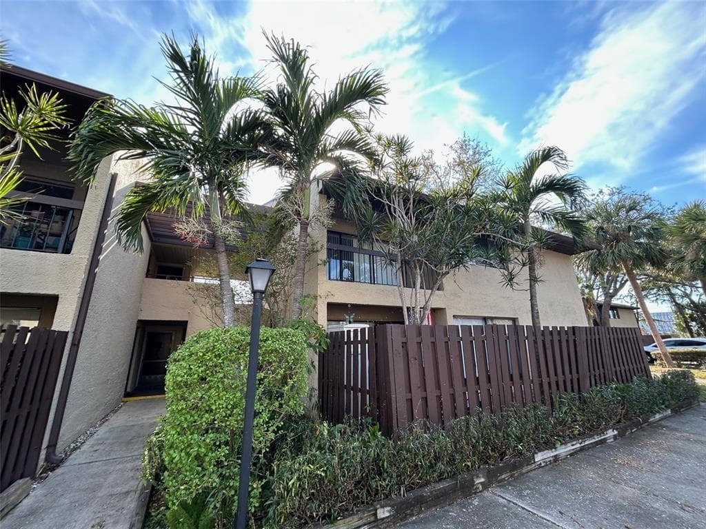 850 VILLAGE LAKE TERRACE N UNIT 207 ST PETERSBURG, FL 33716