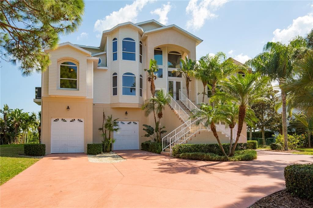 1661 SEA BREEZE DRIVE TARPON SPRINGS, FL 34689