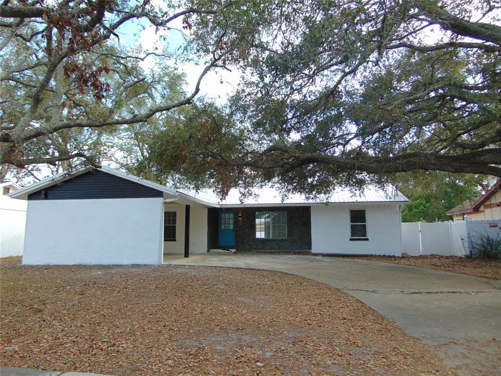 214 W 109TH AVENUE TAMPA, FL 33612