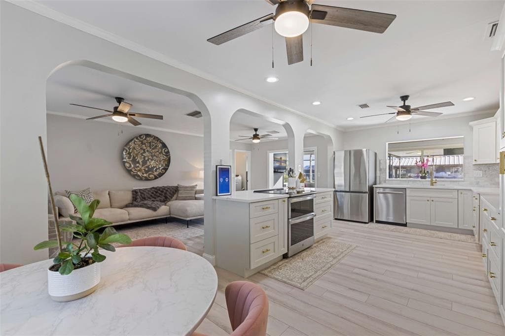 8716 HICKORYWOOD LANE TAMPA, FL 33615