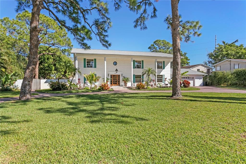 127 MYSTIC LAKE DRIVE N ST PETERSBURG, FL 33702