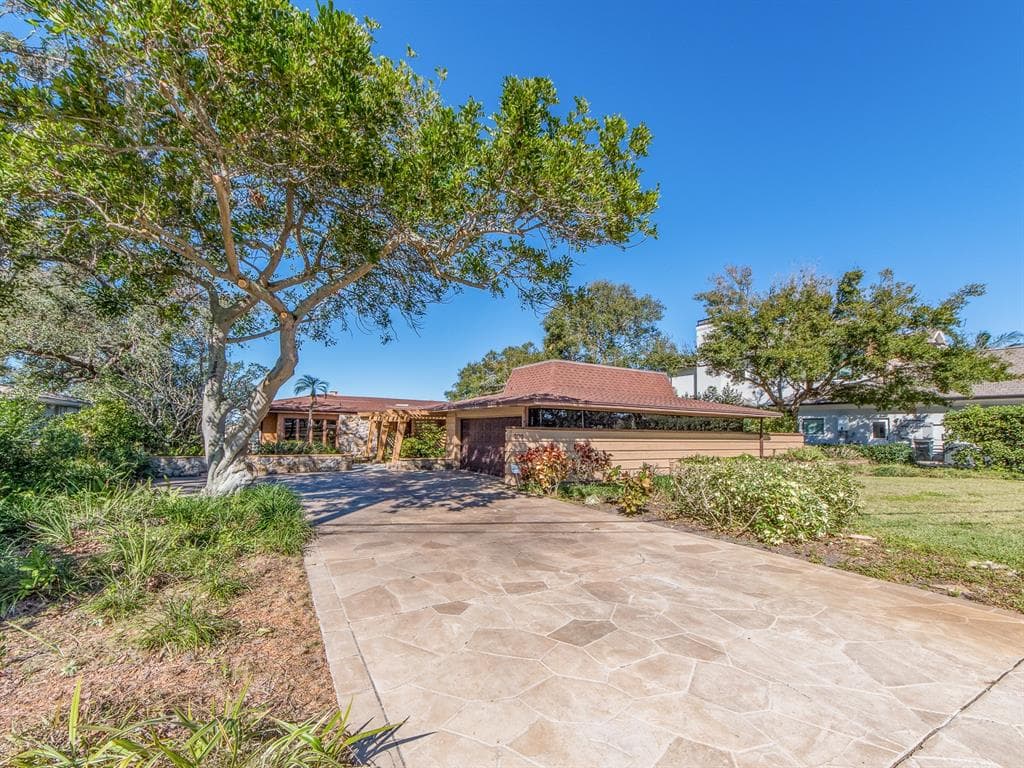 208 HARBOR VIEW LANE LARGO, FL 33770