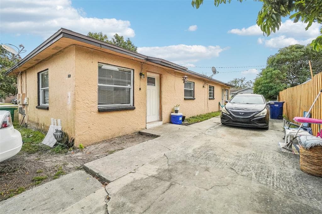 2704 W SAINT LOUIS STREET TAMPA, FL 33607