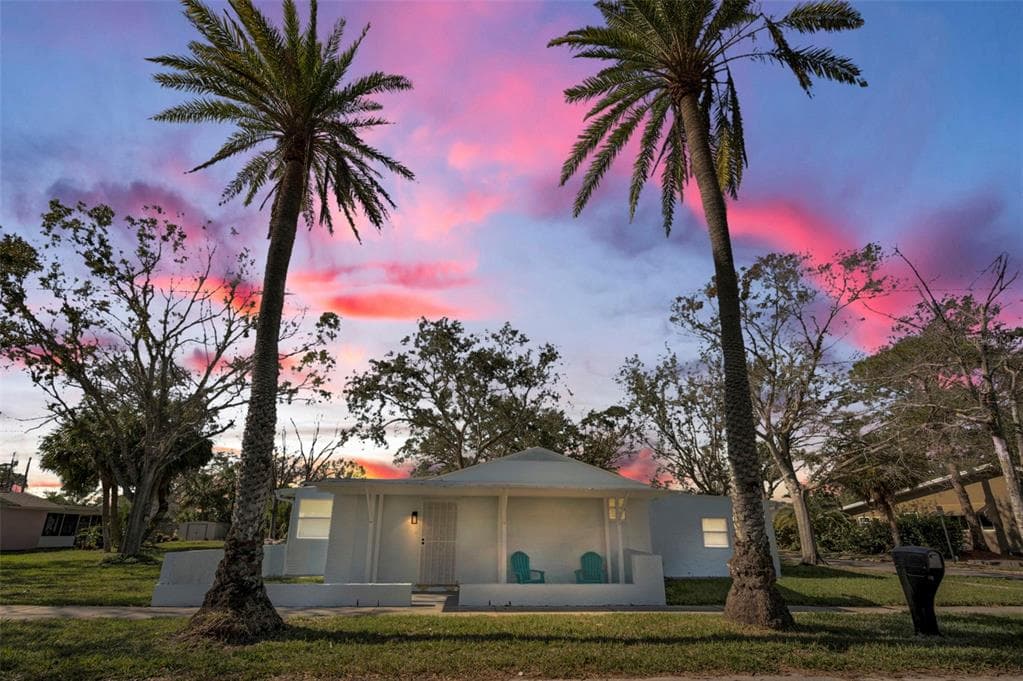 402 PINEAPPLE STREET TARPON SPRINGS, FL 34689