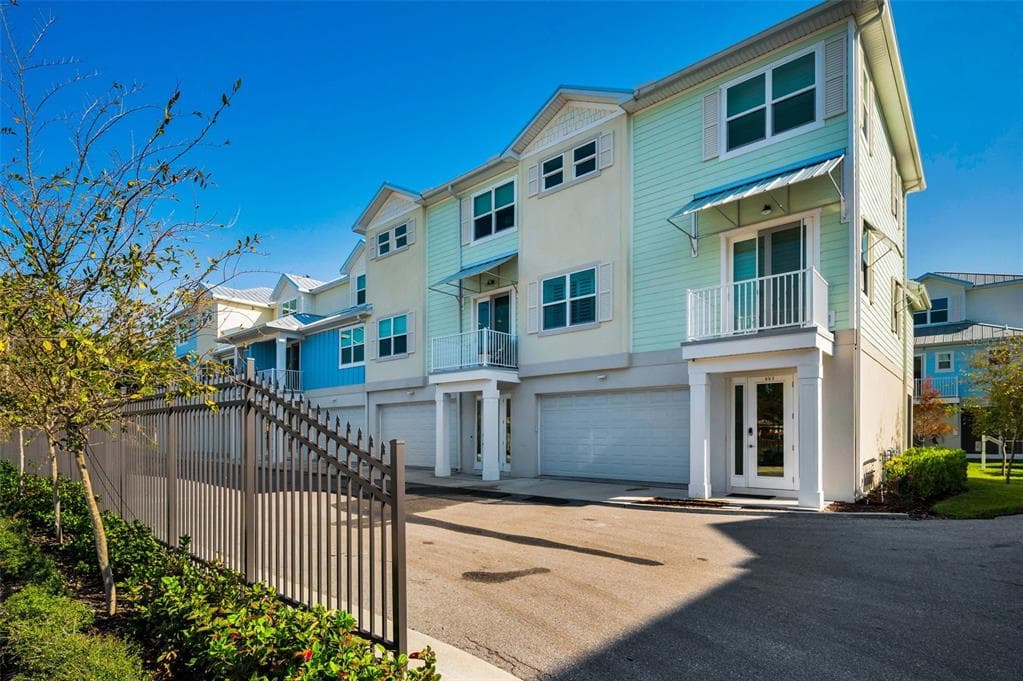 805 OAK BEND LANE DUNEDIN, FL 34698
