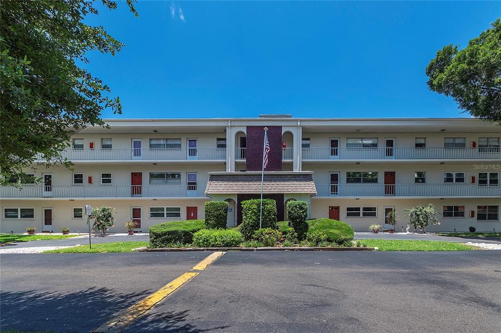 5880 38TH AVENUE N UNIT 305 ST PETERSBURG, FL 33710