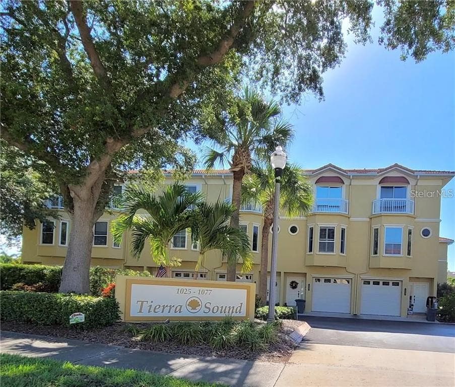 1055 PINELLAS BAYWAY S
