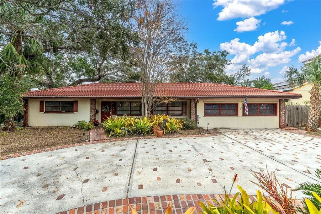 1545 PARK STREET N ST PETERSBURG, FL 33710