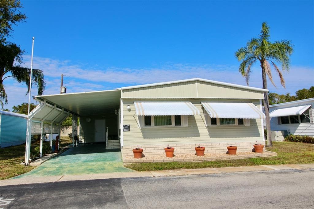 82037 5TH AVENUE N UNIT 37 PINELLAS PARK, FL 33781