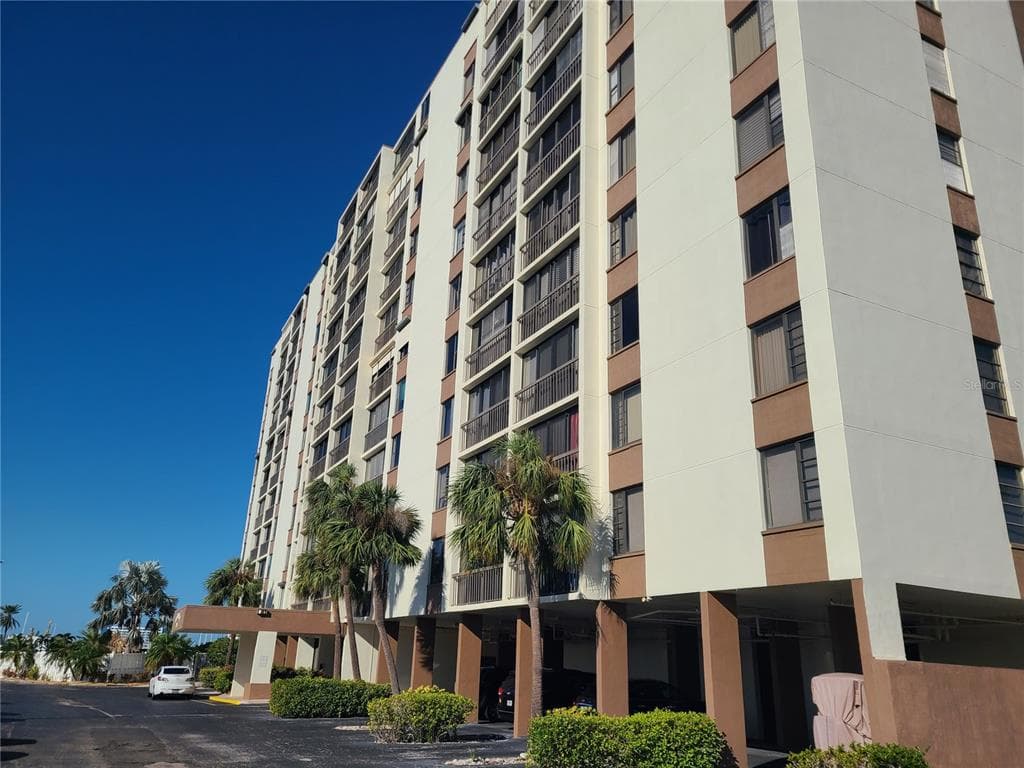 255 DOLPHIN POINT UNIT 511 CLEARWATER BEACH, FL 33767