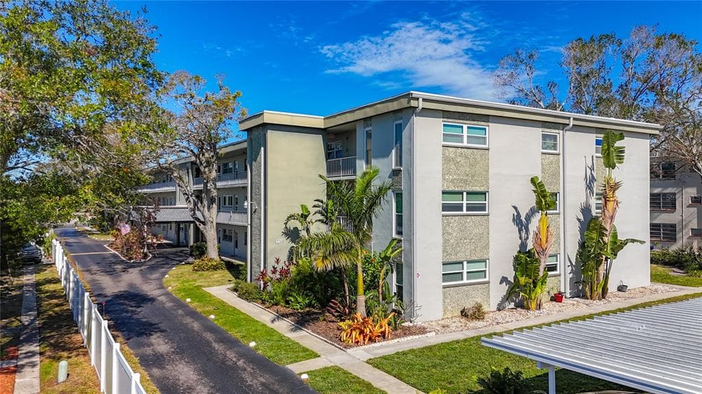 5890 38TH AVENUE N UNIT 101 ST PETERSBURG, FL 33710