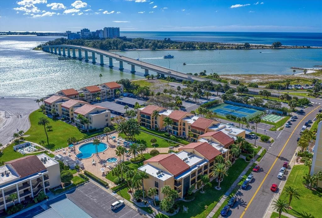 845 S GULFVIEW BOULEVARD UNIT 208 CLEARWATER BEACH, FL 33767