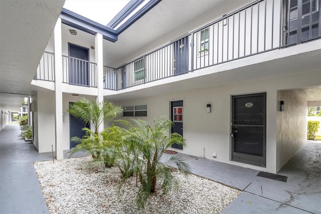 1147 KING ARTHUR COURT UNIT 209 DUNEDIN, FL 34698