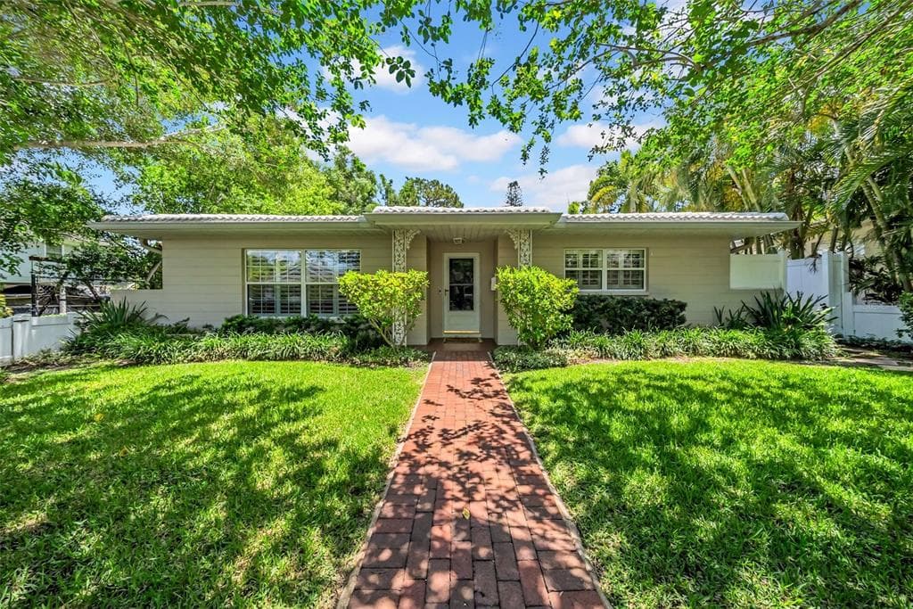 216 21ST AVENUE NE ST PETERSBURG, FL 33704