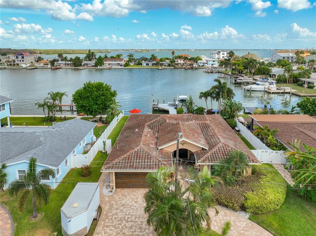 565 CRYSTAL DRIVE MADEIRA BEACH, FL 33708