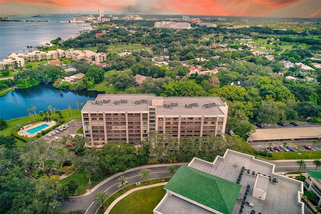 220 BELLEVIEW BOULEVARD UNIT 811 BELLEAIR, FL 33756