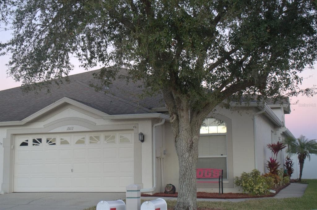 1922 ECHO POND PLACE WESLEY CHAPEL, FL 33543