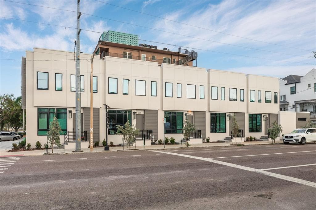 233 8TH STREET N ST PETERSBURG, FL 33701