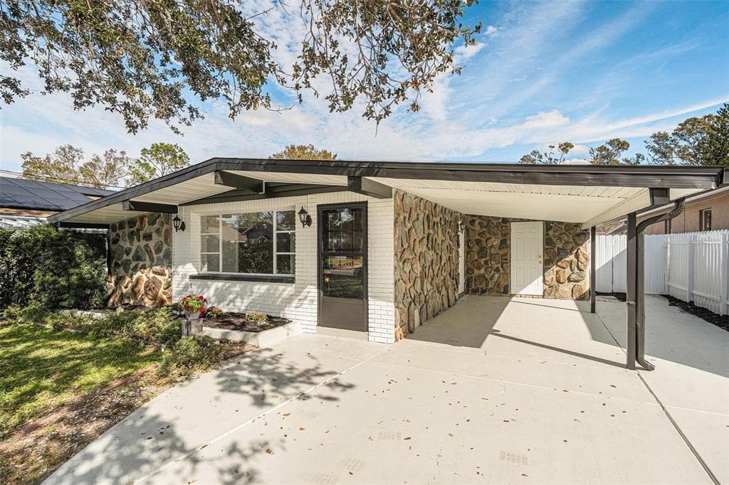 7007 N HUBERT AVENUE TAMPA, FL 33614