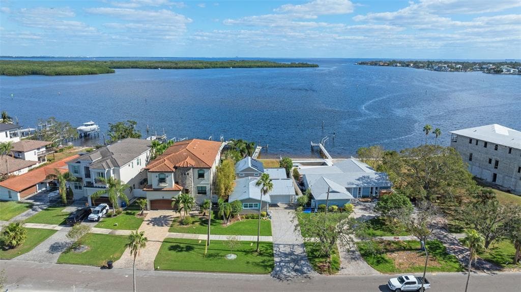 6323 BAYOU GRANDE BOULEVARD NE ST PETERSBURG, FL 33702