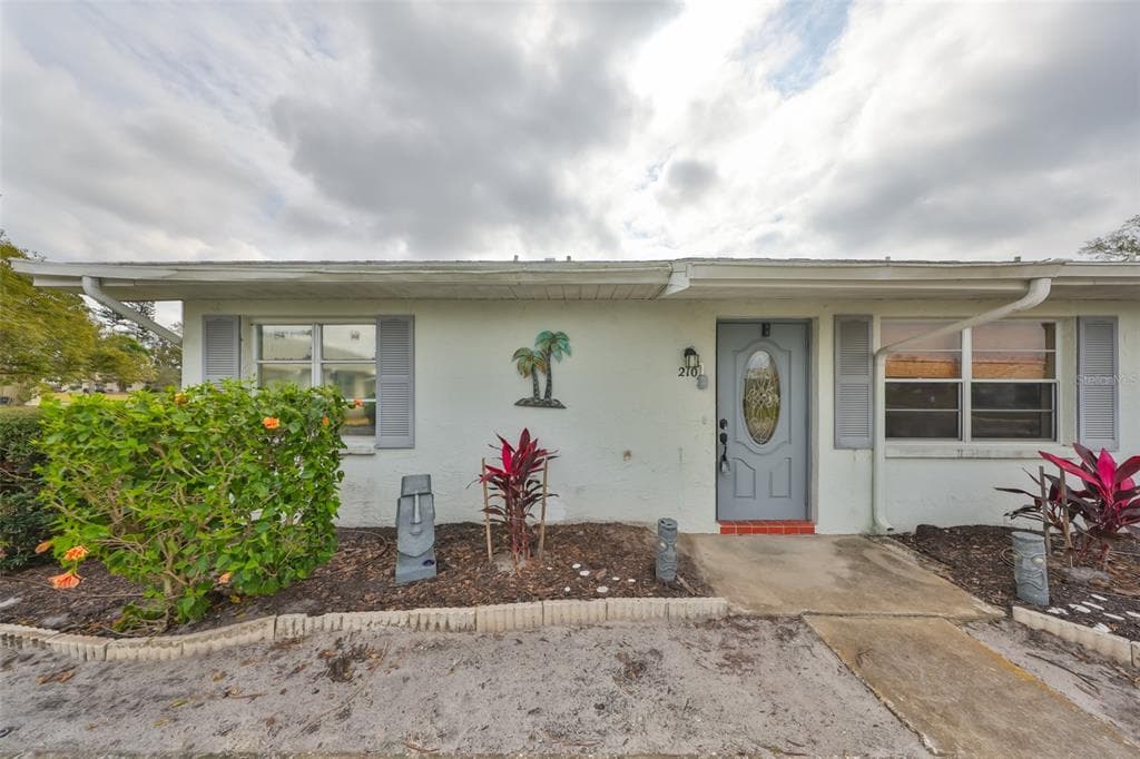 210 GLOUCESTER BOULEVARD SUN CITY CENTER, FL 33573