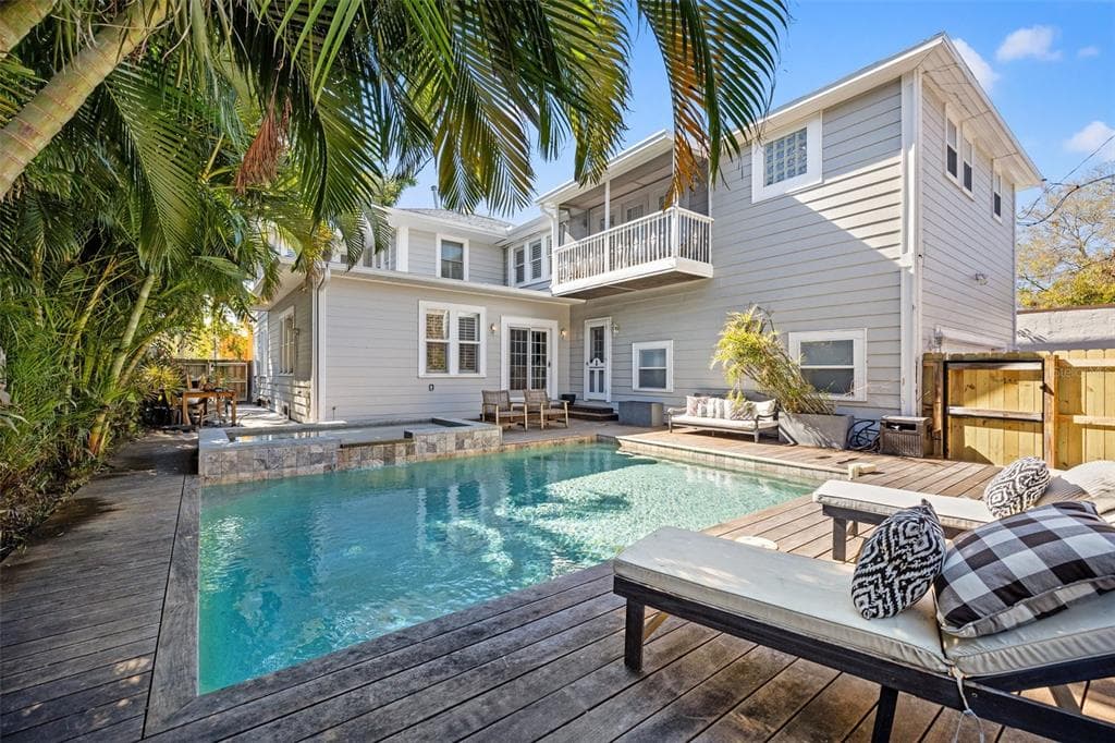 425 20TH AVENUE NE ST PETERSBURG, FL 33704