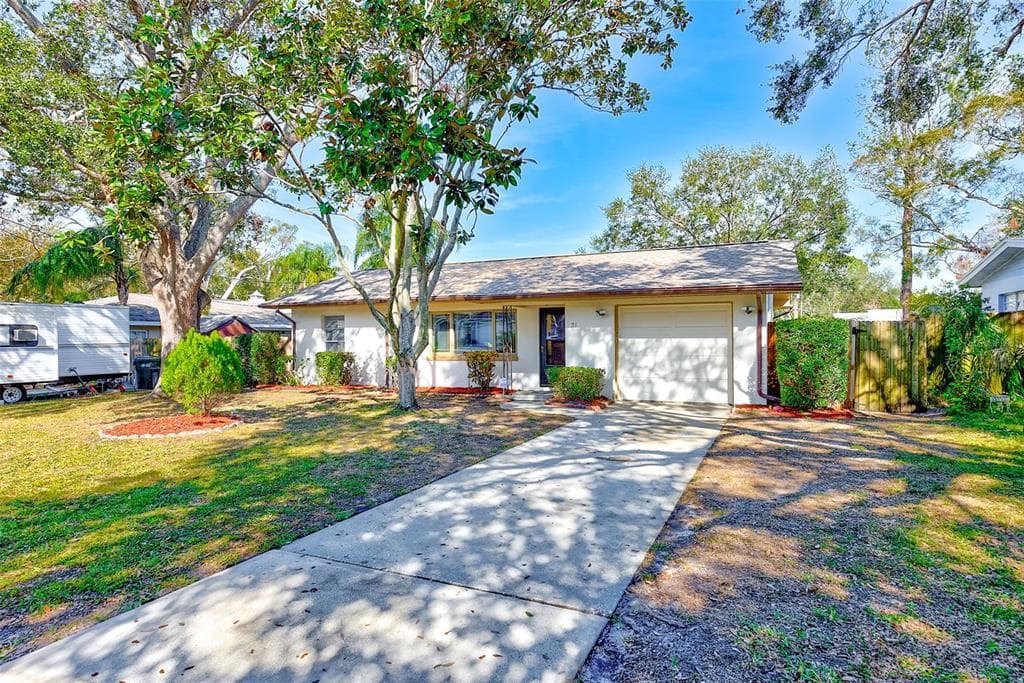 21 BELLE MEADE CIRCLE LARGO, FL 33770