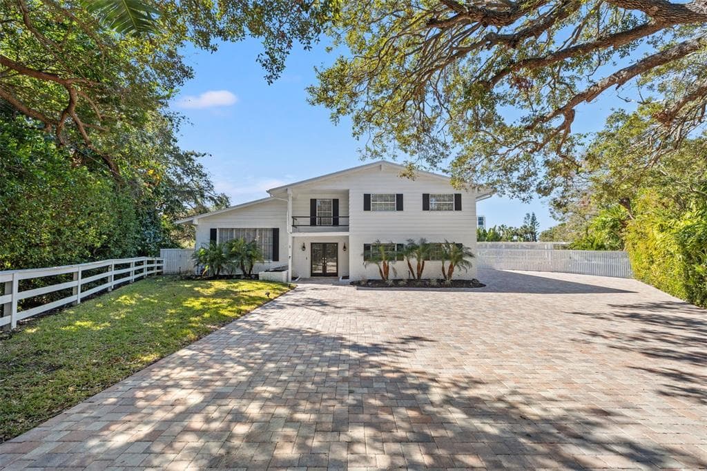 1 GALLINULE PLACE BELLEAIR, FL 33756