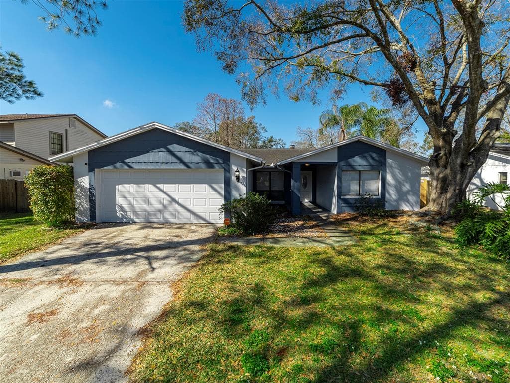 15716 COUNTRY LAKE DRIVE TAMPA, FL 33624
