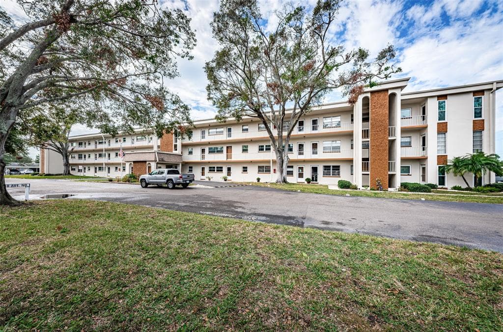5880 38TH AVENUE N UNIT 204 ST PETERSBURG, FL 33710