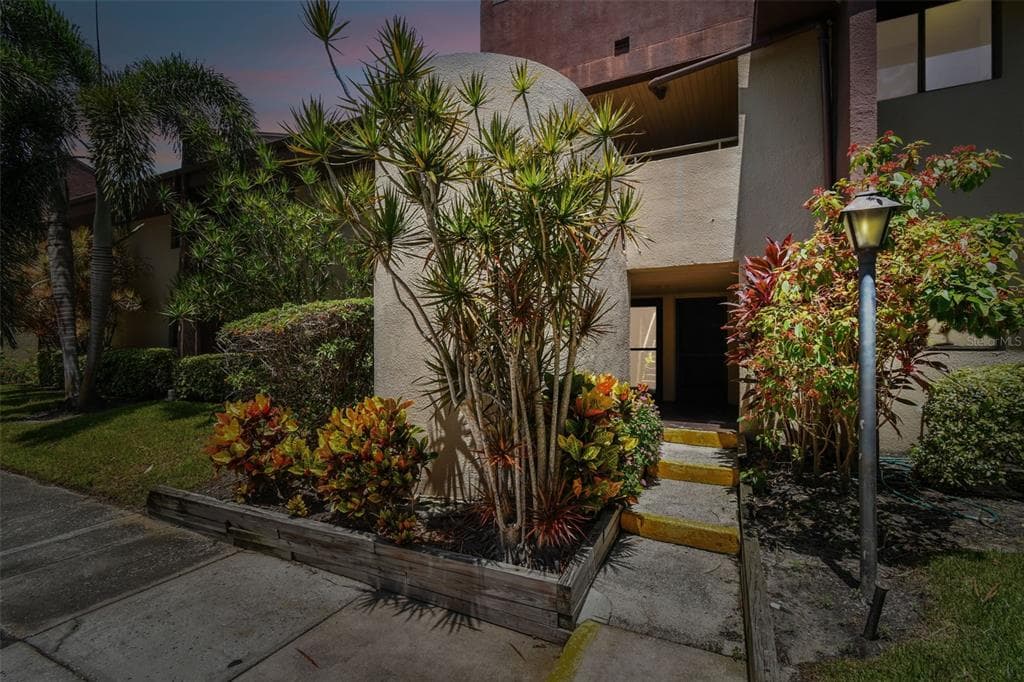 880 S VILLAGE LAKE DRIVE N UNIT 106 ST PETERSBURG, FL 33716