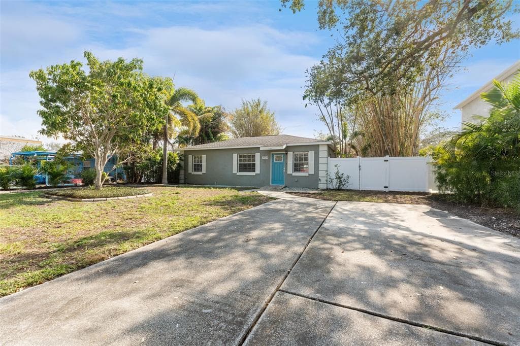 4724 W LAWN AVENUE TAMPA, FL 33611