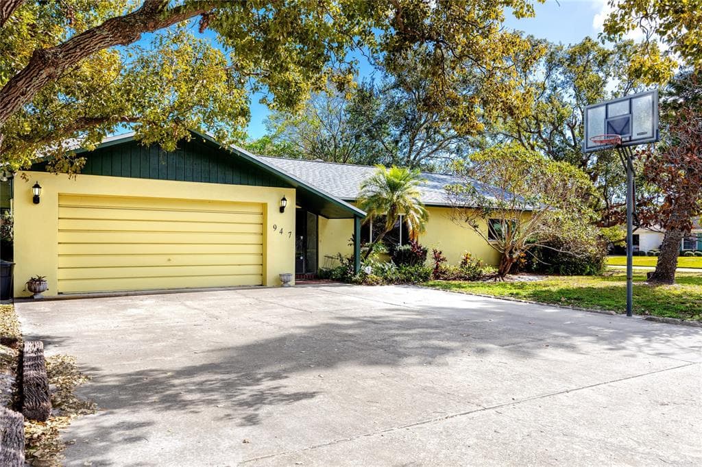 947 SOUSA DRIVE LARGO, FL 33771