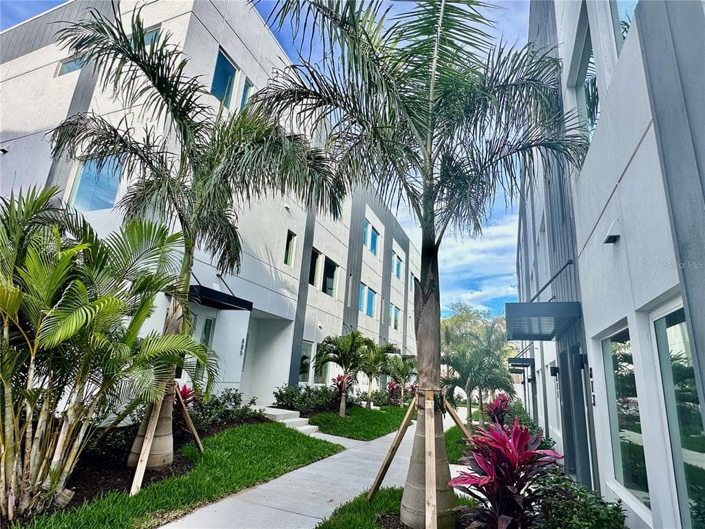881 6TH AVENUE S ST PETERSBURG, FL 33701