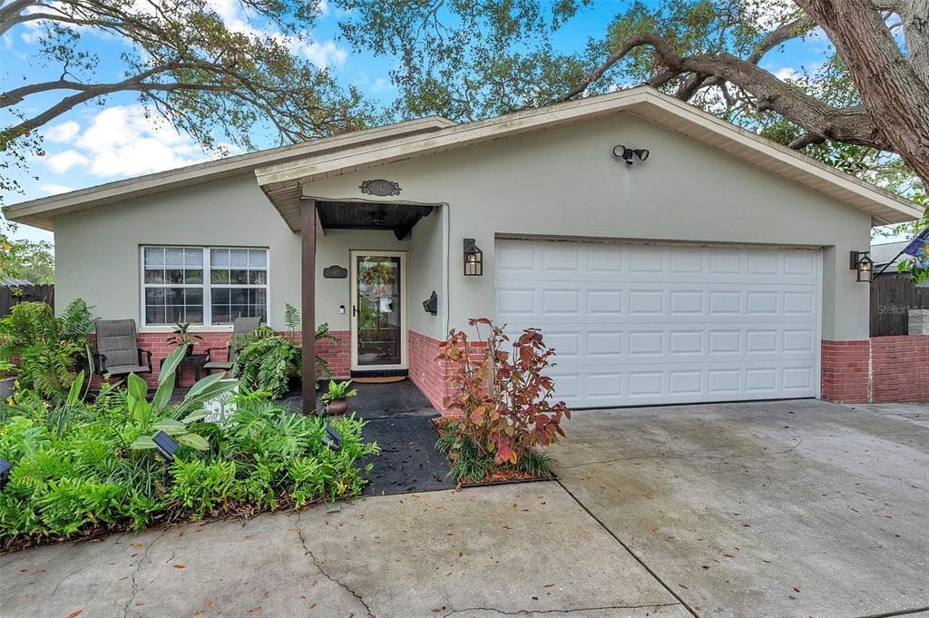 147 SE LINCOLN CIRCLE N ST PETERSBURG, FL 33703