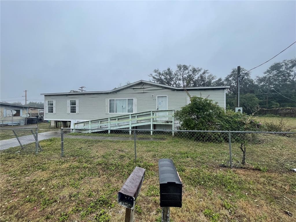 2451 STANTON STREET AUBURNDALE, FL 33823