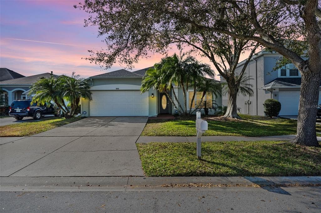 1645 FENNSBURY COURT WESLEY CHAPEL, FL 33544
