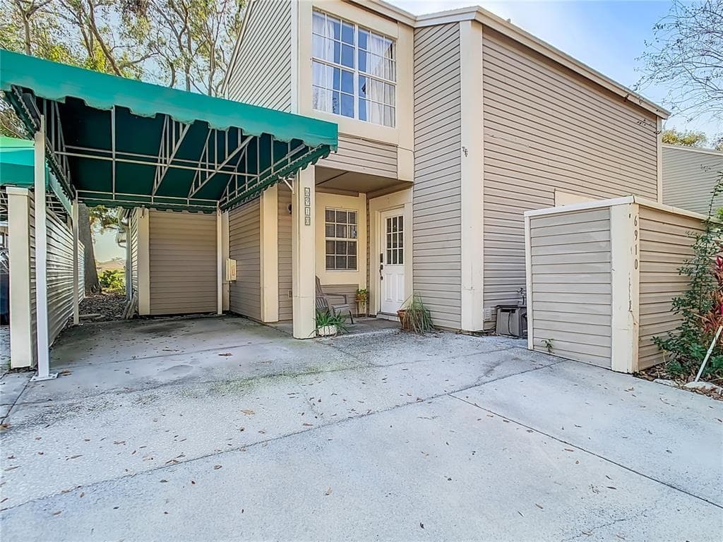 6910 LAKE PLACE COURT TAMPA, FL 33634
