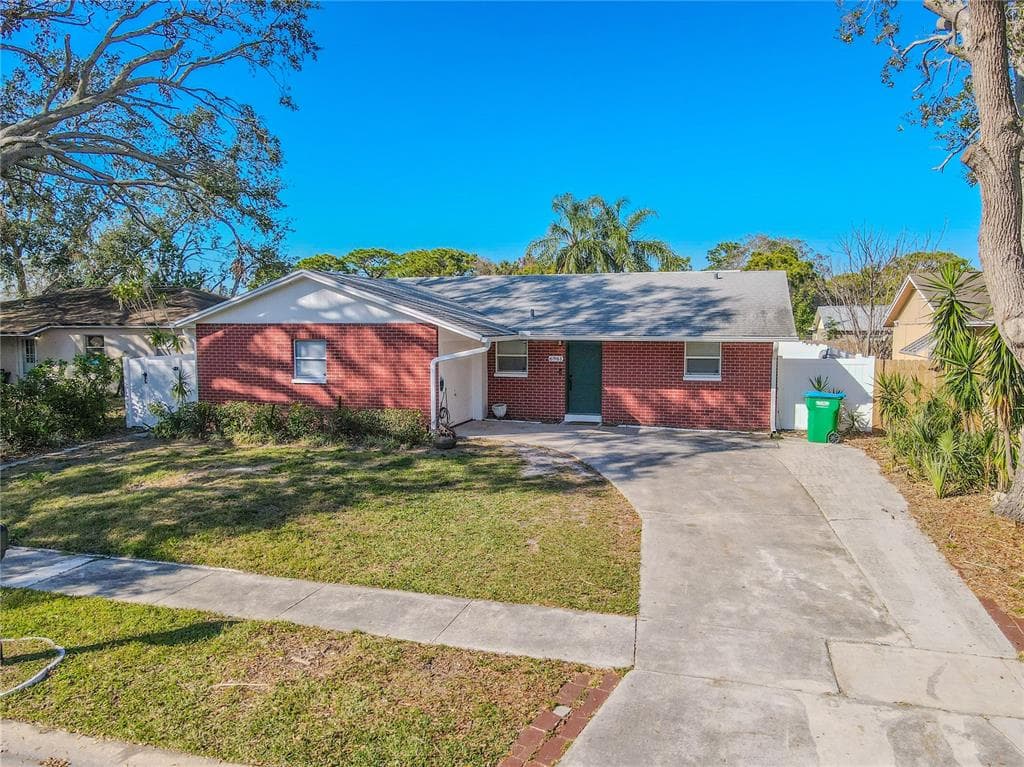 6961 DALKEITH AVENUE N ST PETERSBURG, FL 33709
