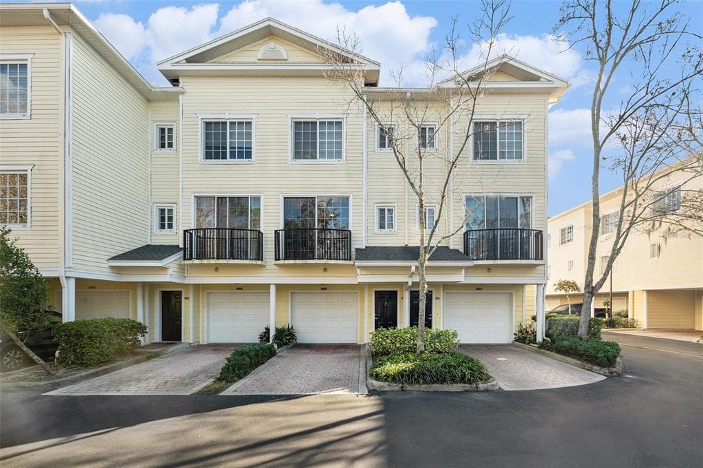 9813 MEADOW FIELD CIRCLE TAMPA, FL 33626