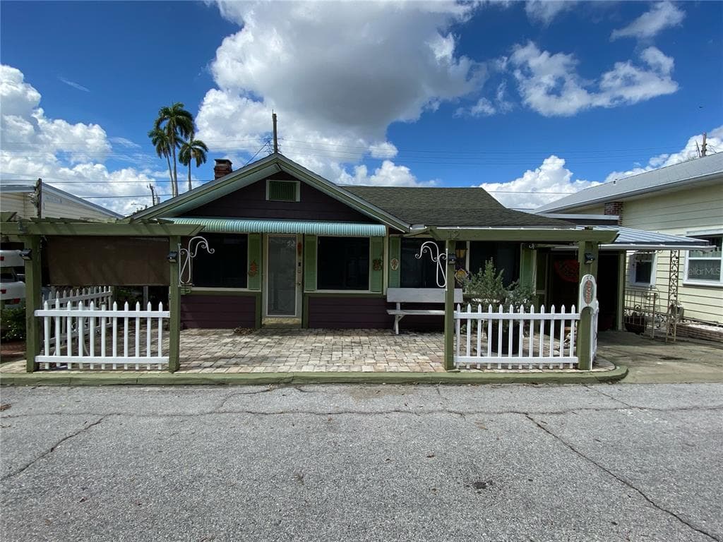 12 BRADEN CASTLE DRIVE BRADENTON, FL 34208