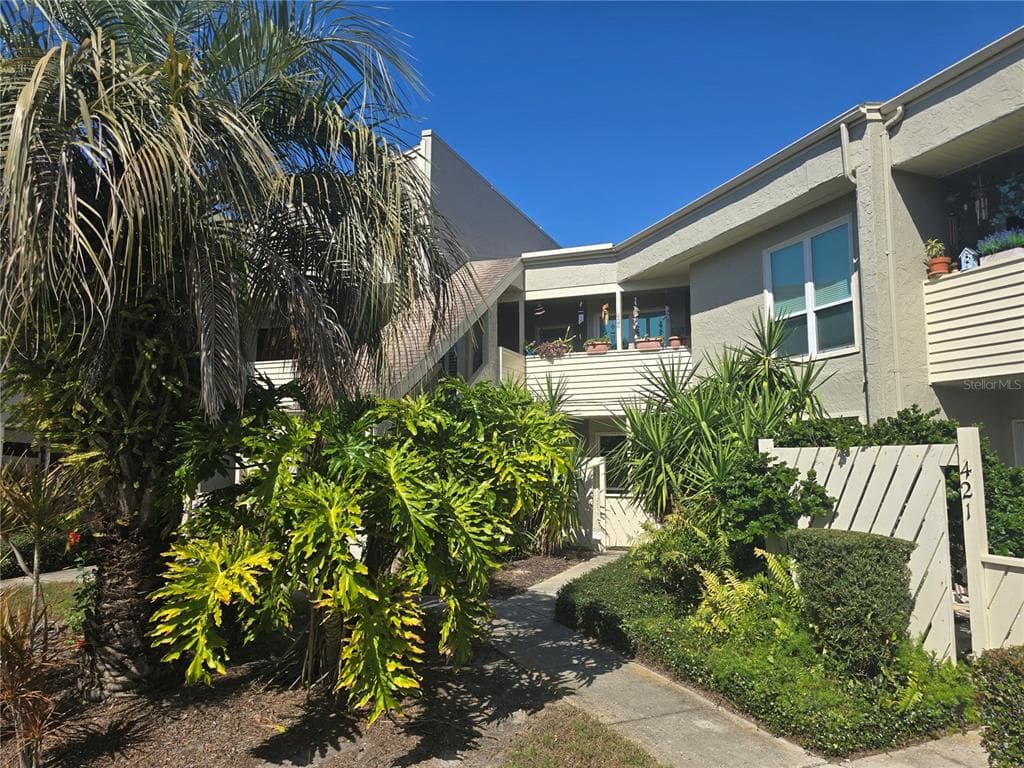 423 WINDRUSH BAY DRIVE TARPON SPRINGS, FL 34689