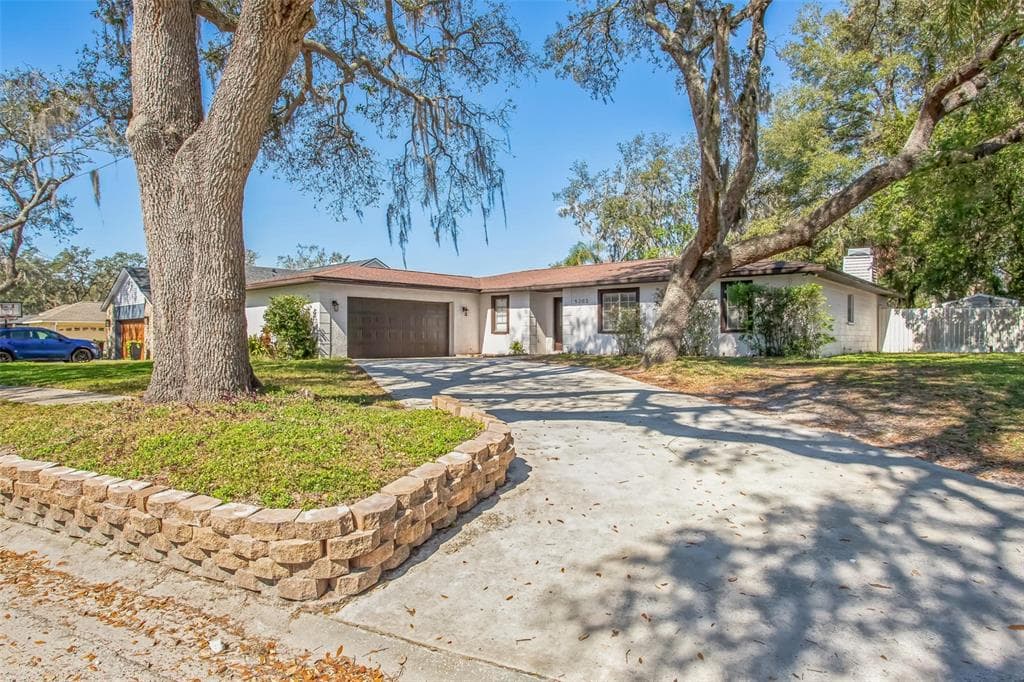 5202 CUMBERLAND DRIVE TAMPA, FL 33617