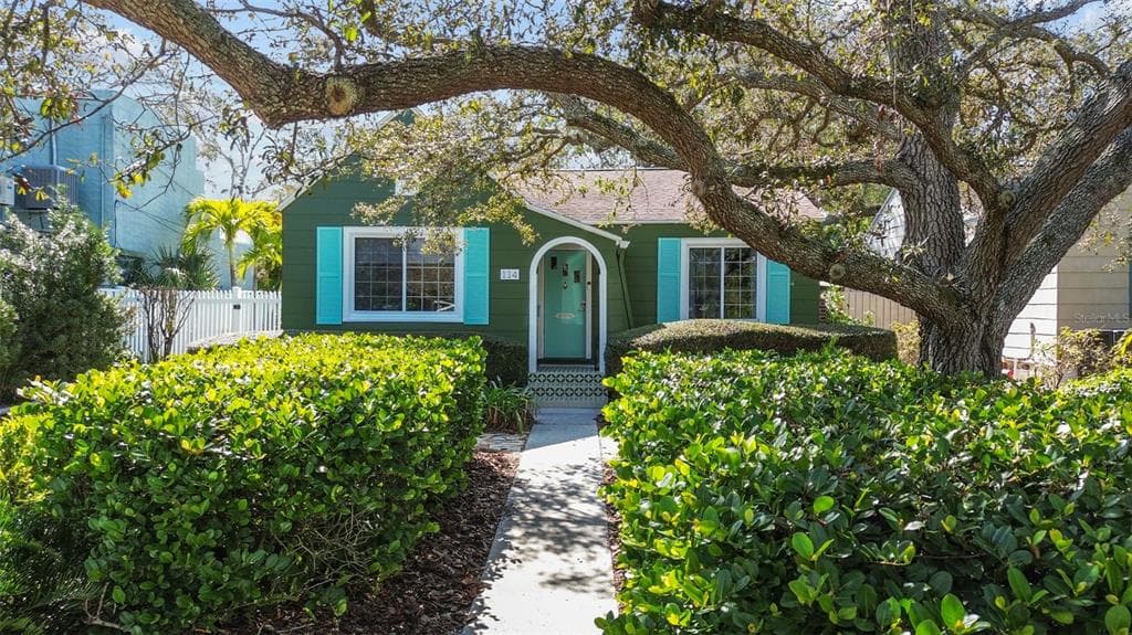 114 27TH AVENUE N ST PETERSBURG, FL 33704