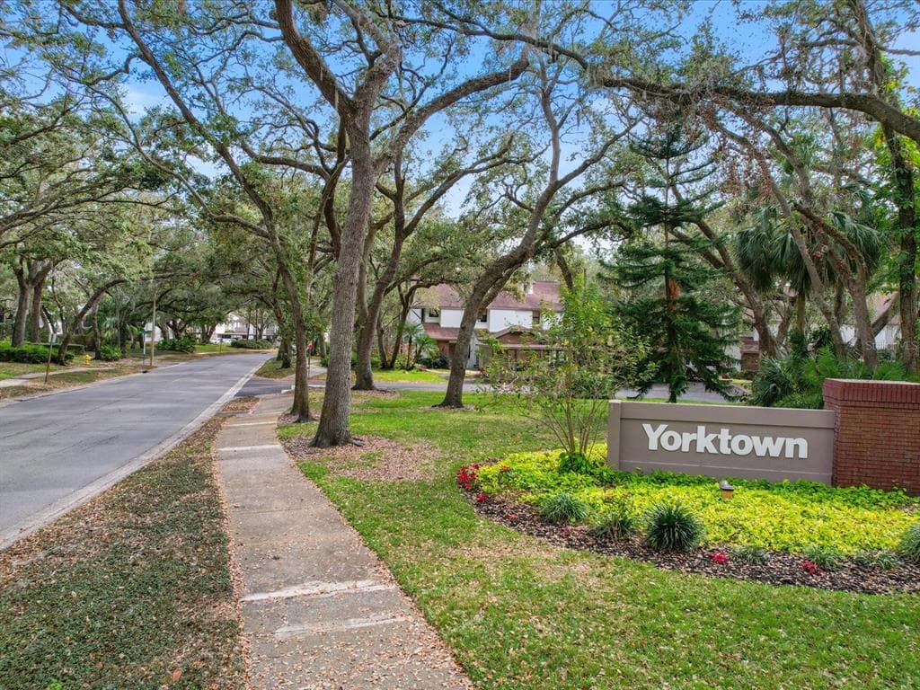 640 YORKSHIRE COURT UNIT B SAFETY HARBOR, FL 34695
